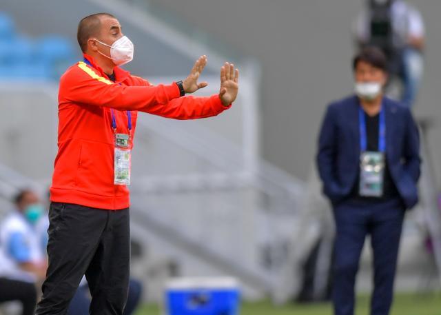 开云体育下载-卡纳瓦罗返穗揭去留悬念 徐新刘殿座续约仍未定