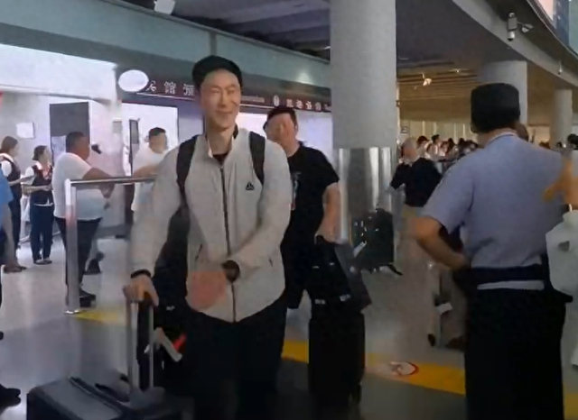 开云官网-国乒落地北京全队洋溢笑容！梁靖崑两儿子接机 王楚钦仍一脸疲惫|梁靖昆|王励勤|男团|决赛|女团_新浪体育_新浪新闻